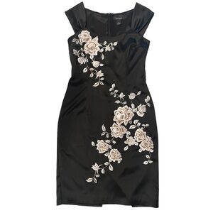 WHITE HOUSE BLACK MARKET | Floral Embroidered Sheath Dress | Size 6